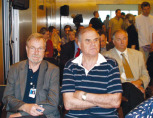 [Ake Enell, predsjednik Ericssona Nikole Tesle i Milivoj Pejković, KAM VIPNet pozorno prate prezentaciju UMTS komunikacijskih mogućnosti.]