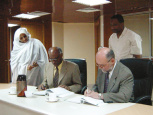 [Detalj s potpisivanja ugovora: Abdulatif A. Saeed, zamjenik predsjednika Sudan Telecoma i Zoran Hani, Bussiness Manager u Izvozu 2.]