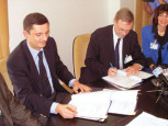 [Dr. Oleg Obradović, Ake Enell i Gordana Kovačević u trenutku potpisivanja vrijednoga ugovora za našu kompaniju