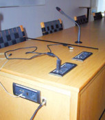 [Dio nove opreme u Velikoj dvorani ugraen je u prezentacijski pult postavljen na podiju ispred velikoga ekrana.]