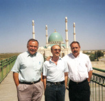 [Franjo Mudrovi (lijevo) u drutvu sa Sergejem Nikitinom iz kompanije Vertnet inc. i  Guentherom  Begemannom, Ericssonovim KAM-om za Srednju Aziju, ispred najvee  turkmenistanske damije]