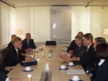 [Predsjednik Mesić s hrvatskim izaslanstvom u razgovoru s čelnicima Ericssona na čelu s Carl-Henricom Svanbergom, predsjednikom i izvršnim direktorom Ericssona  