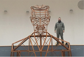 Skulptura na izložbi Tesla mind from the future
