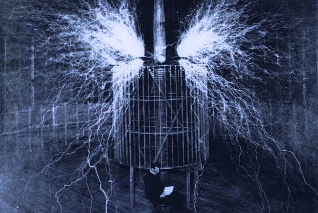 Nikola Tesla ispred transformatora u Colorado Springsu
