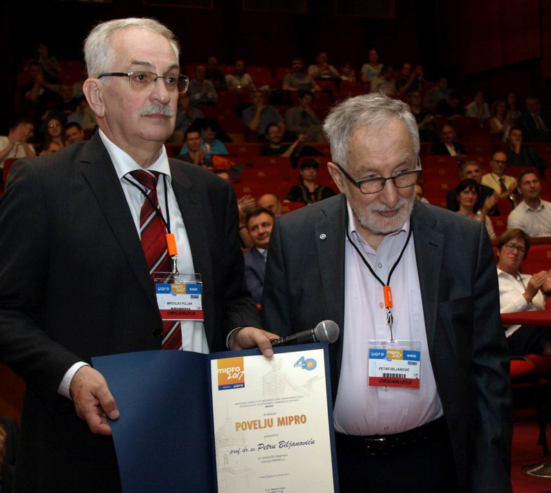 Dugotrajni pljesak okupljenih prilokom dodjele nagrade prof. Biljanoviću