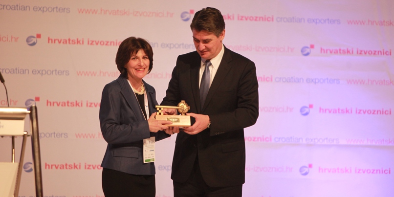 Predsjednik Vlade Zoran Milanović uručio je Gordani Kovačević, predsjednici Ericssona Nikole Tesle nagradu Zlatni ključ za najboljeg velikog izvoznika.
