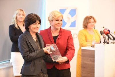 Predsjednica RH uručuje nagradu Gordani Kovačević