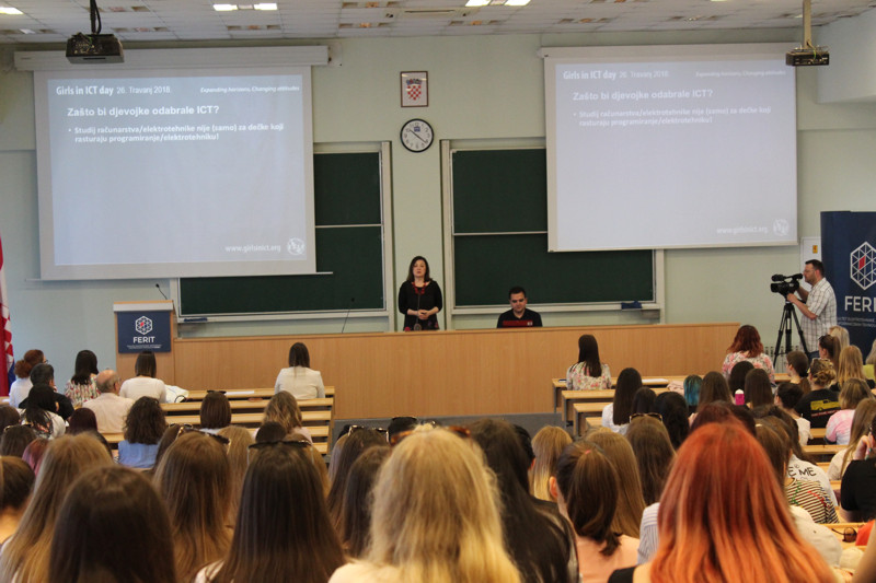 S predavanja u Osijeku – At the lecture in Osijek
