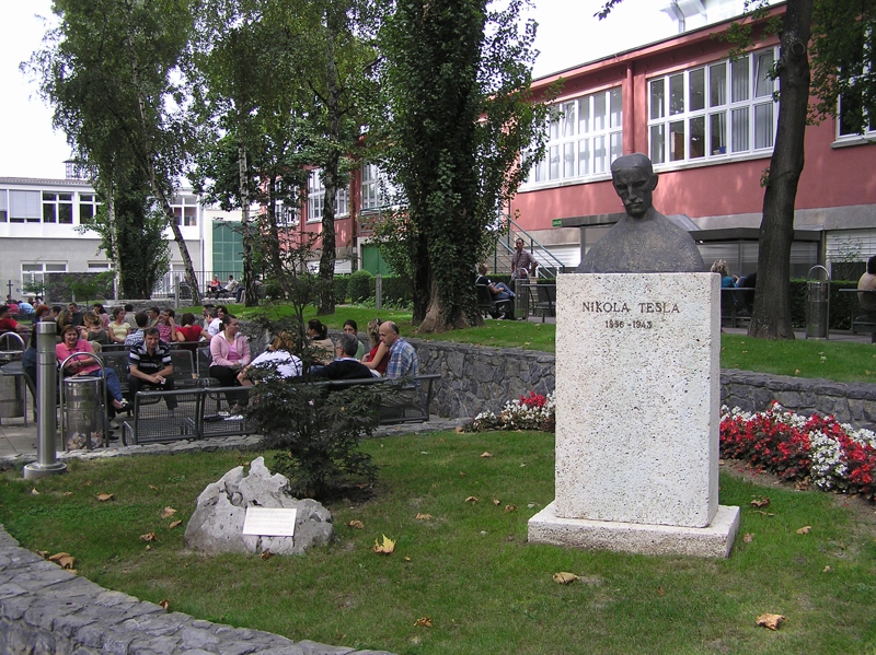 Spomenik Nikoli Tesli u kompanijskom parku / Nikola Tesla sculpture in company park